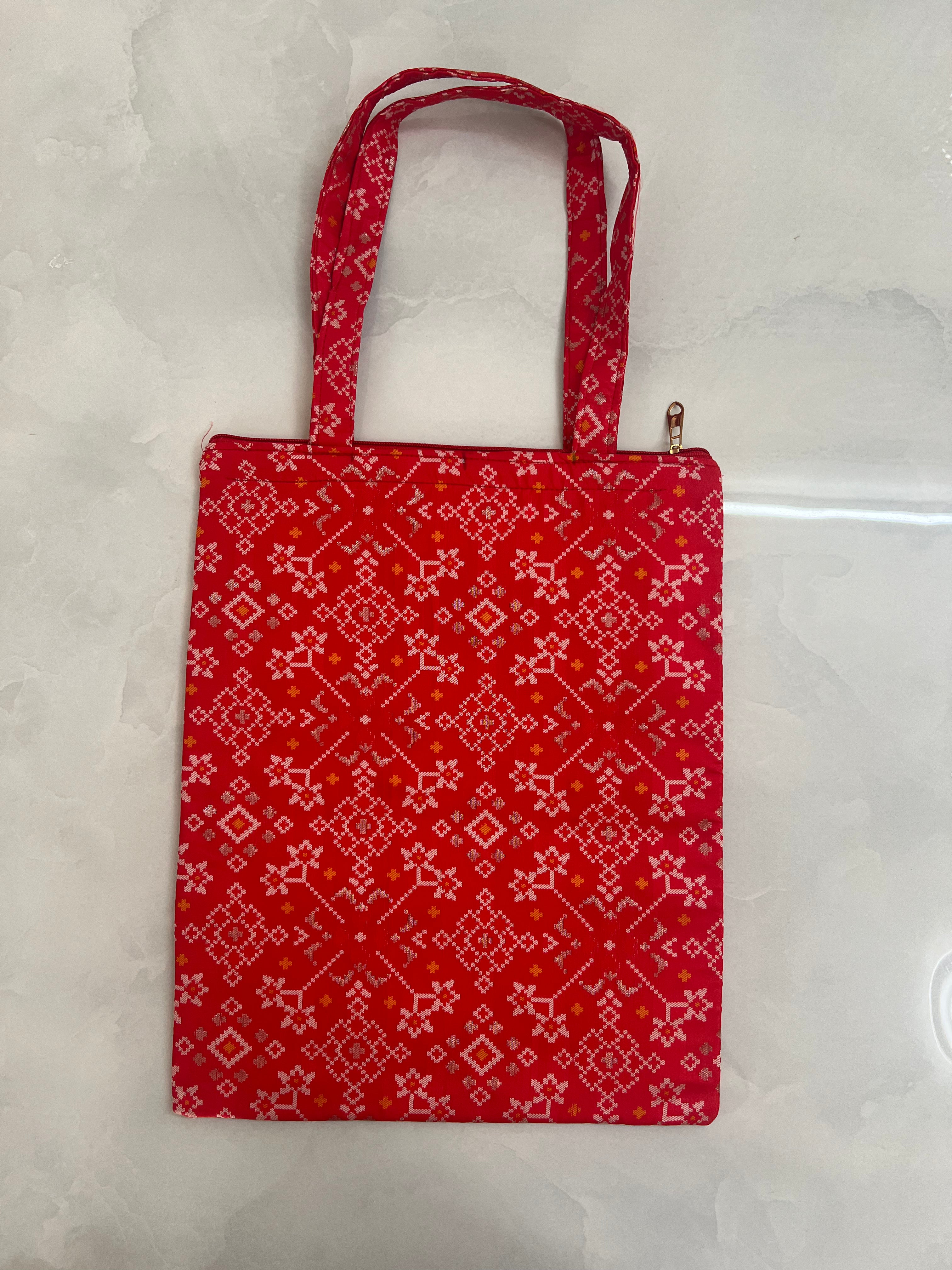 Patola print tote bag in red