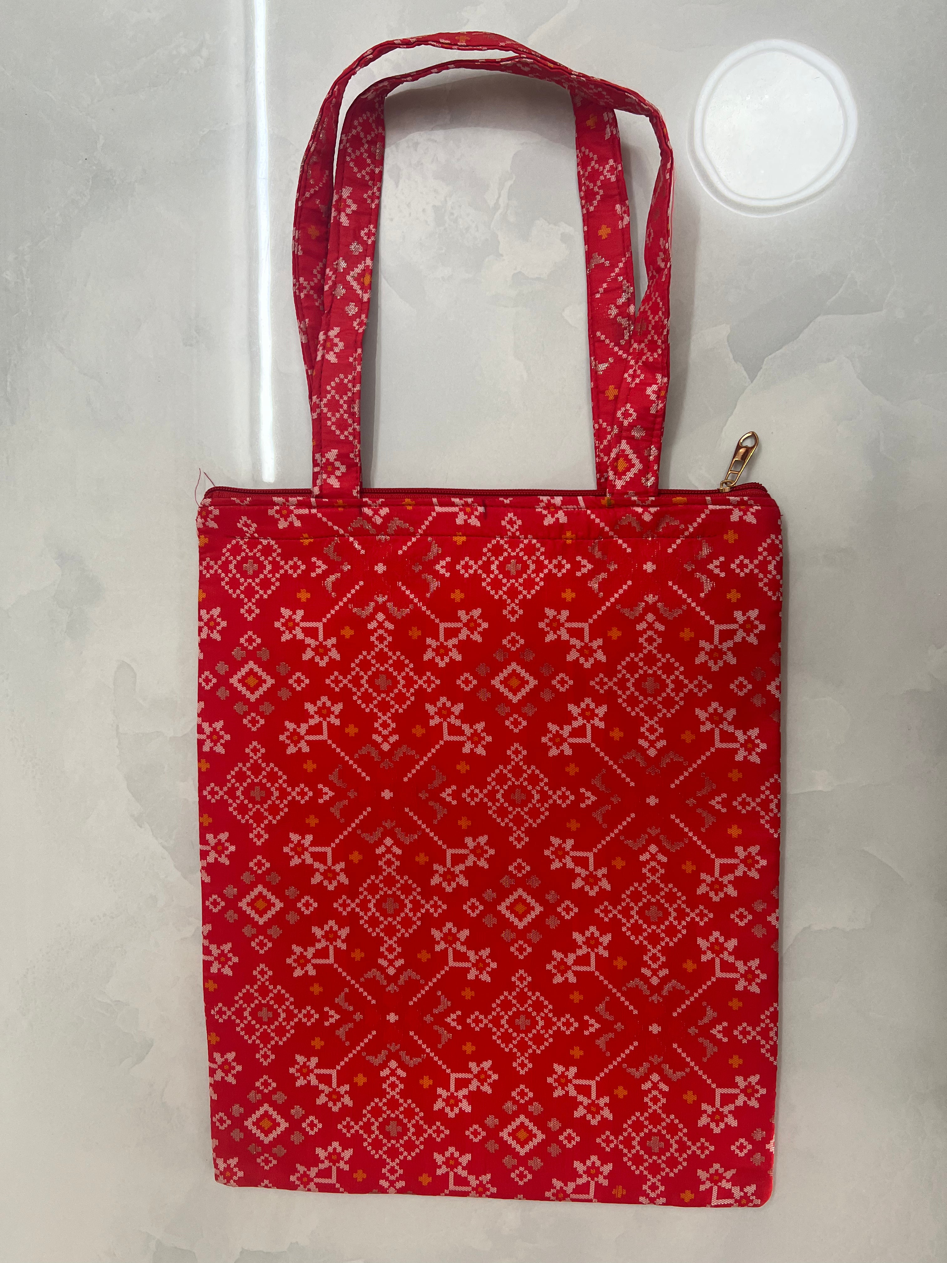 Patola print tote bag in red